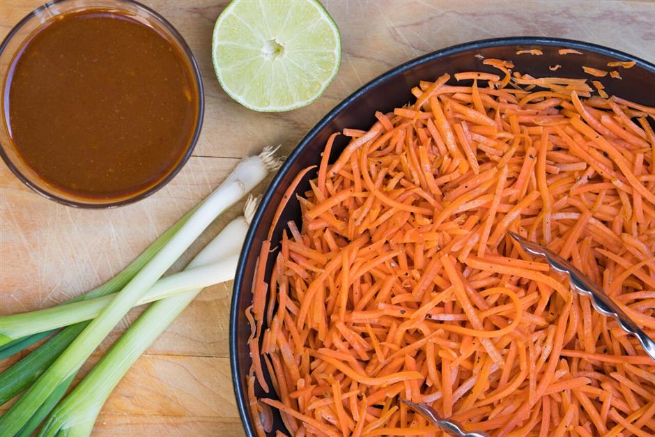 SpicyPeanutCarrotSlaw (1 of 2).jpg